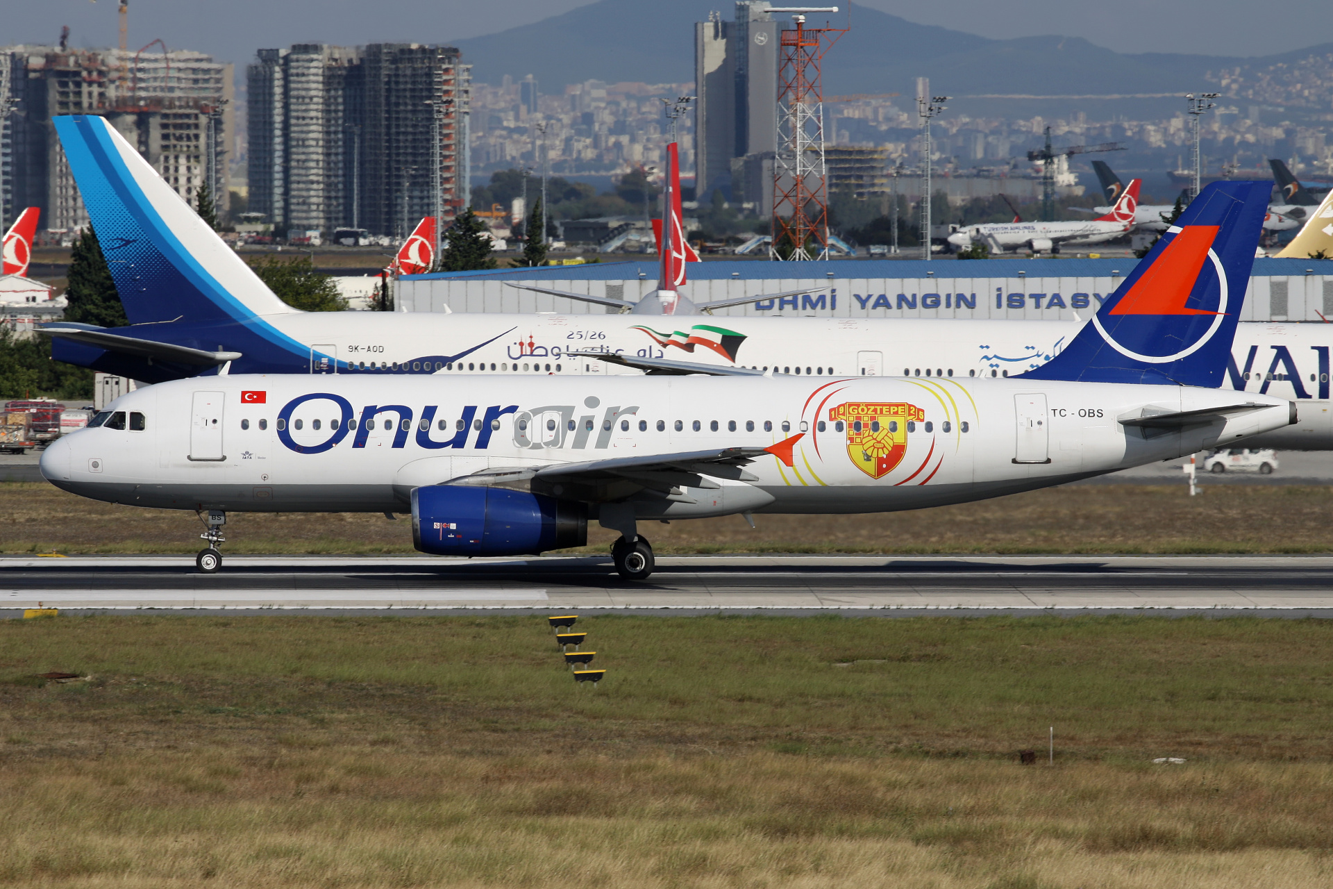 TC-OBS, Onur Air (malowanie Göztepe S.K.) (Samoloty » Port Lotniczy im. Atatürka w Stambule » Airbus A320-200)
