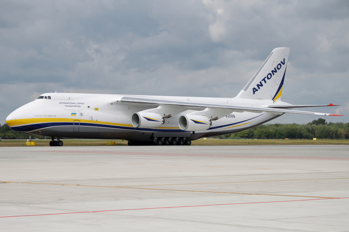 UR-82009 (Samoloty » Spotting na EPWA » Antonow An-124-100 Rusłan » Antonov Airlines)