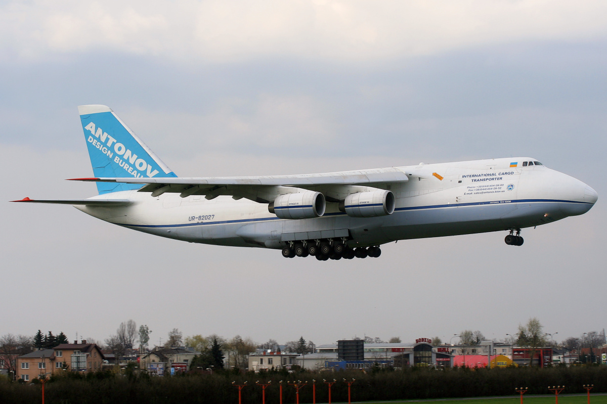 UR-82027 (Samoloty » Spotting na EPWA » Antonow An-124-100 Rusłan » Antonov Airlines)