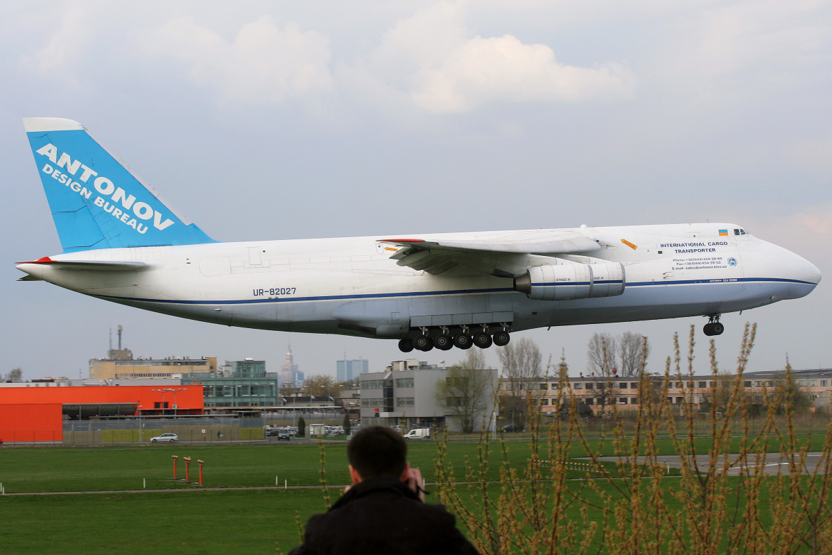 UR-82027 (Samoloty » Spotting na EPWA » Antonow An-124-100 Rusłan » Antonov Airlines)