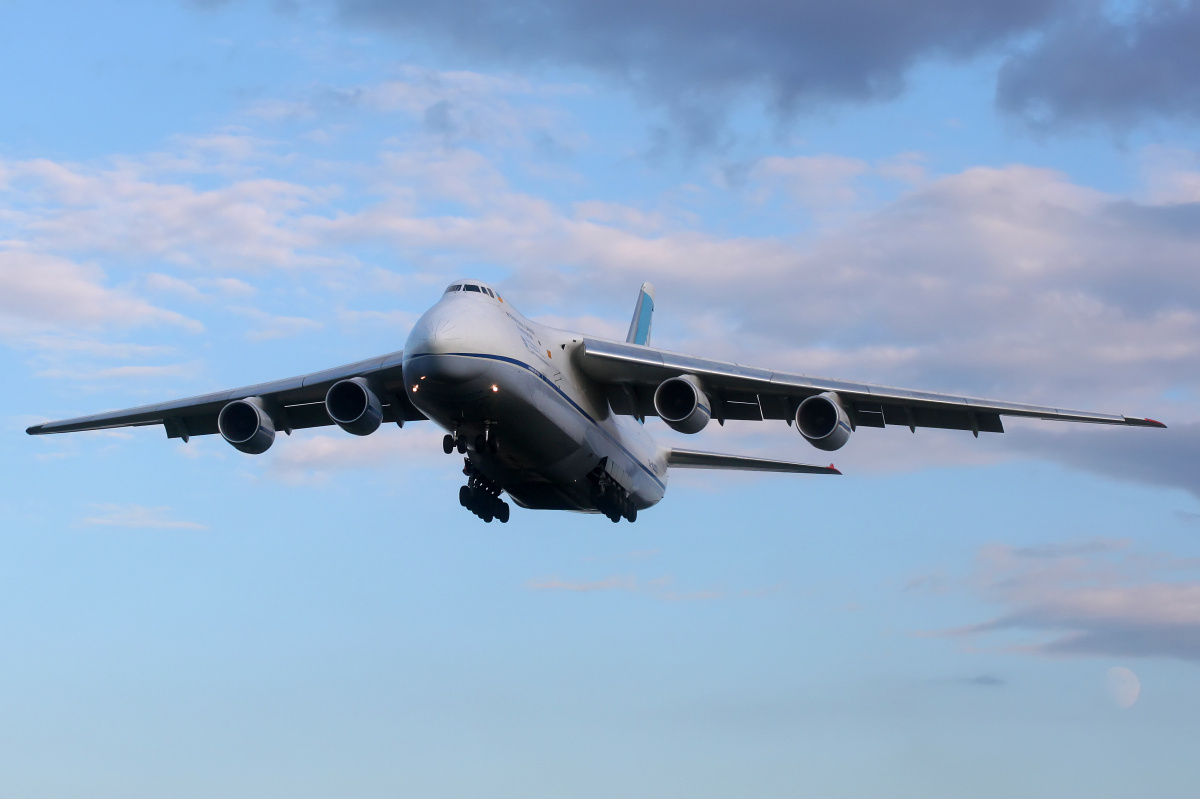 UR-82027 (Samoloty » Spotting na EPWA » Antonow An-124-100 Rusłan » Antonov Airlines)