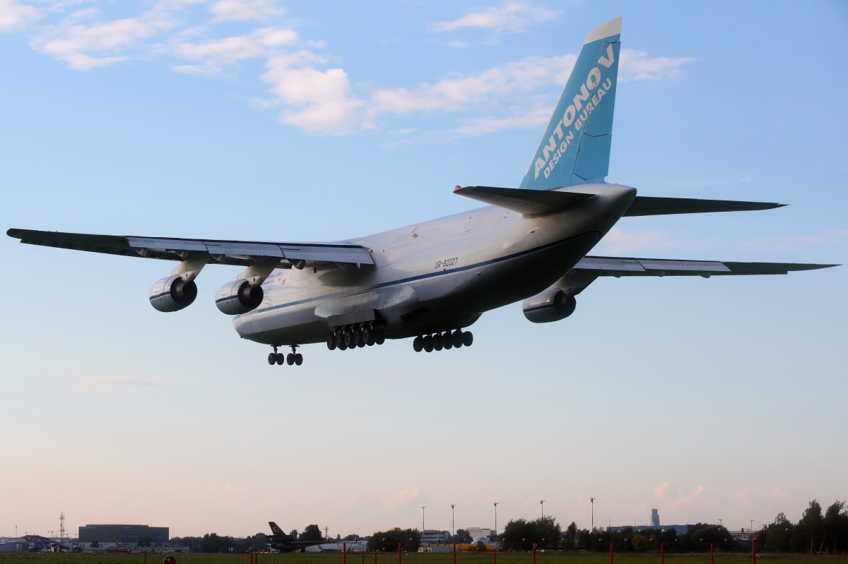 UR-82027 (Aircraft » EPWA Spotting » Antonov An-124-100 Ruslan » Antonov Airlines)