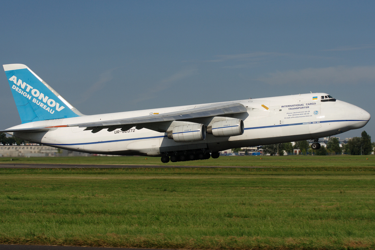 UR-82072 (Samoloty » Spotting na EPWA » Antonow An-124-100 Rusłan » Antonov Airlines)