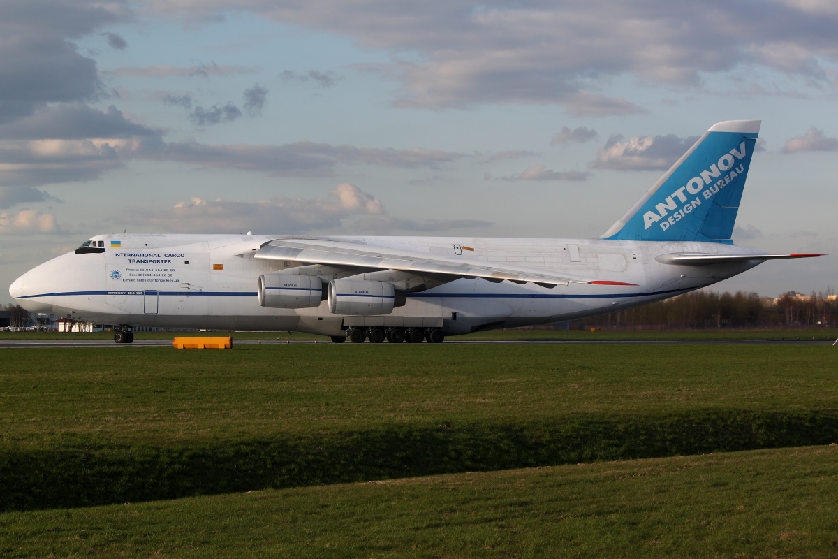 UR-82073 (Samoloty » Spotting na EPWA » Antonow An-124-100 Rusłan » Antonov Airlines)