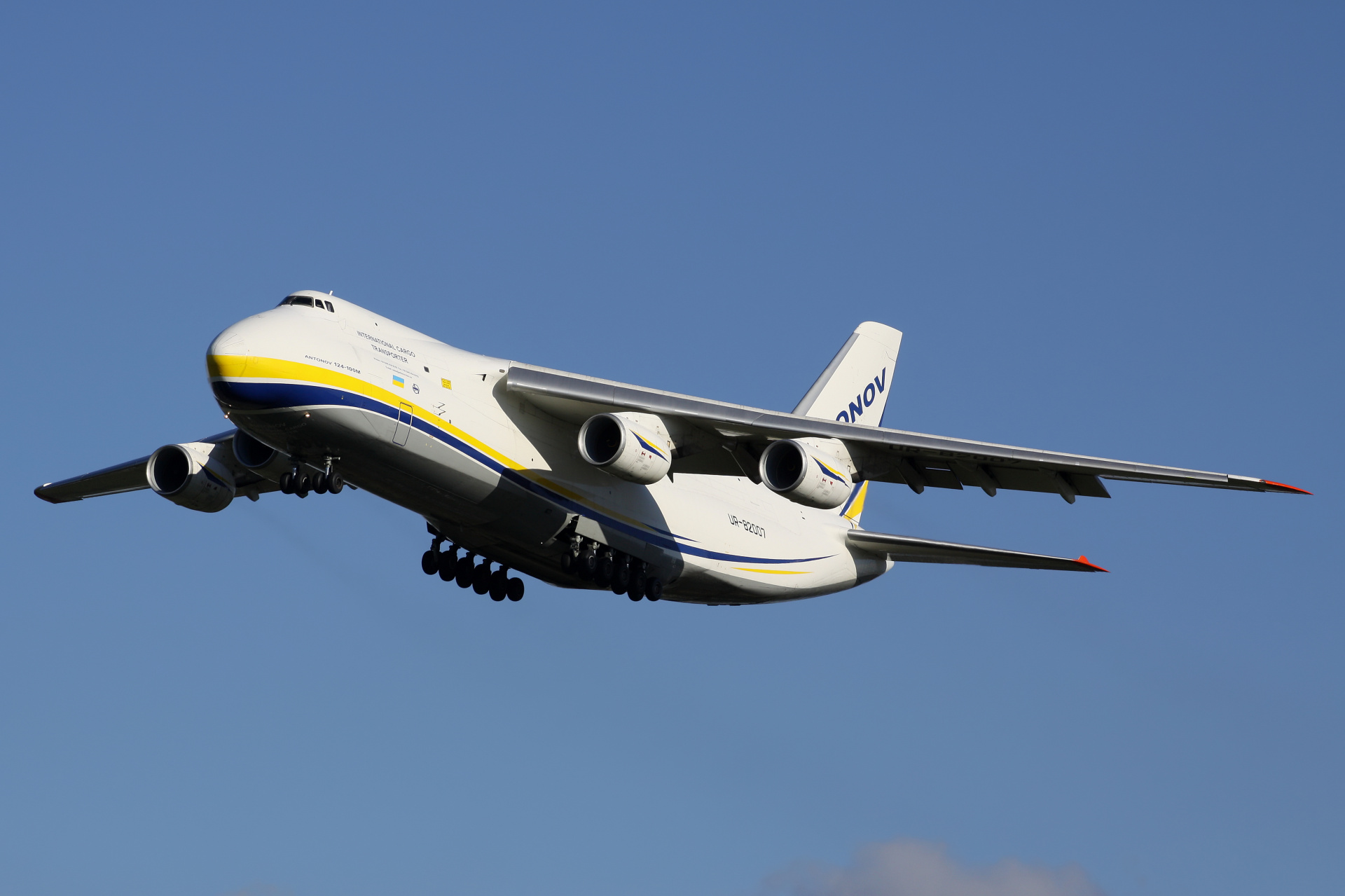 UR-82007 (Aircraft » EPWA Spotting » Antonov An-124-100 Ruslan » Antonov Airlines)