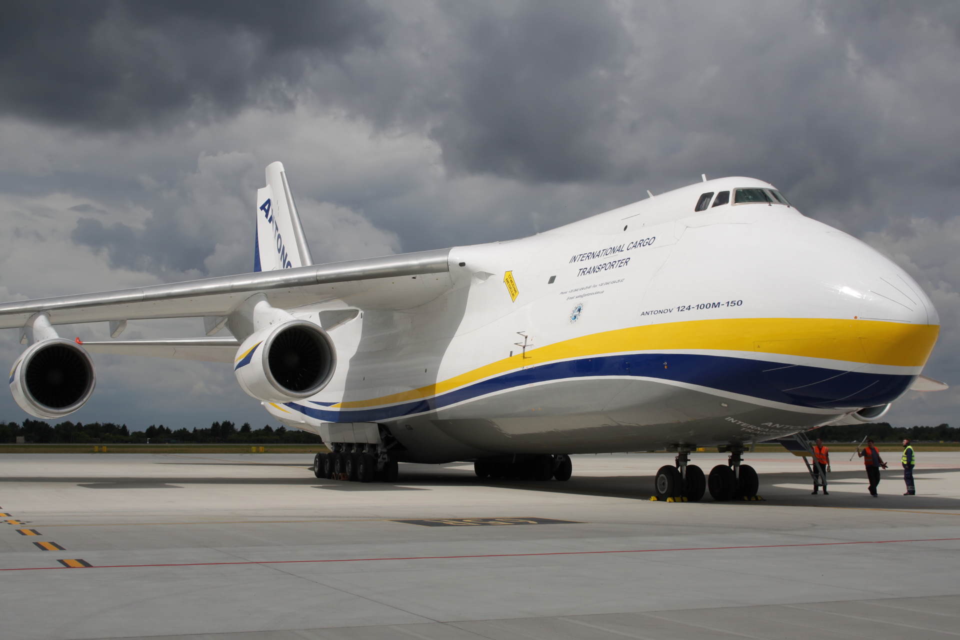 UR-82009 (Aircraft » EPWA Spotting » Antonov An-124-100 Ruslan » Antonov Airlines)