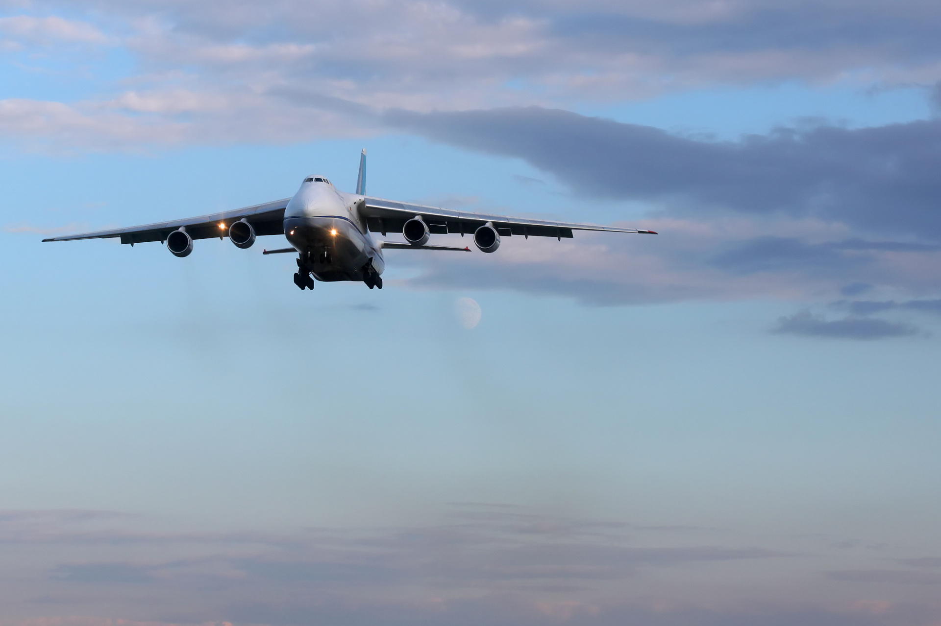 UR-82027 (Aircraft » EPWA Spotting » Antonov An-124-100 Ruslan » Antonov Airlines)