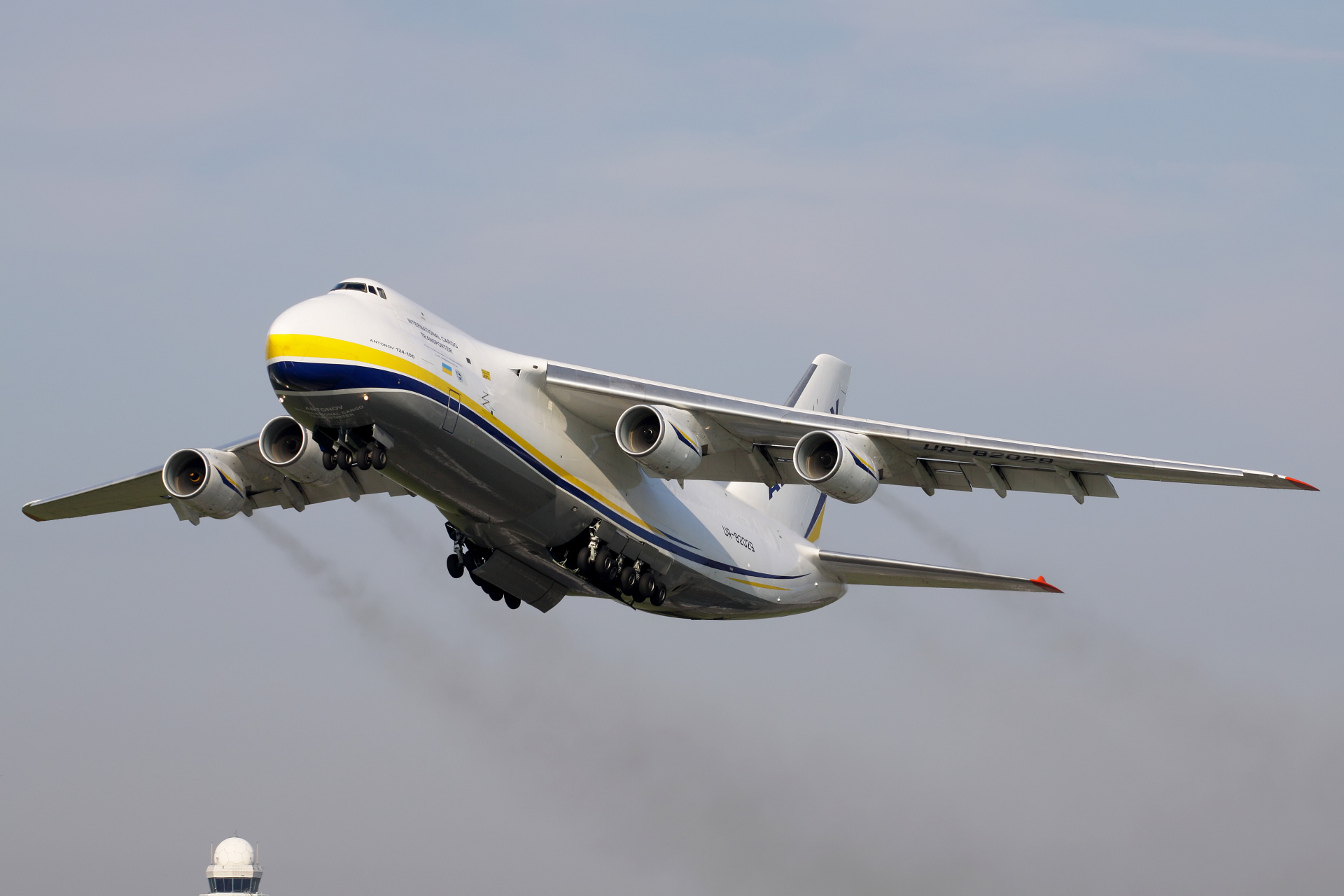 UR-82029 (nowe malowanie) (Samoloty » Spotting na EPWA » Antonow An-124-100 Rusłan » Antonov Airlines)