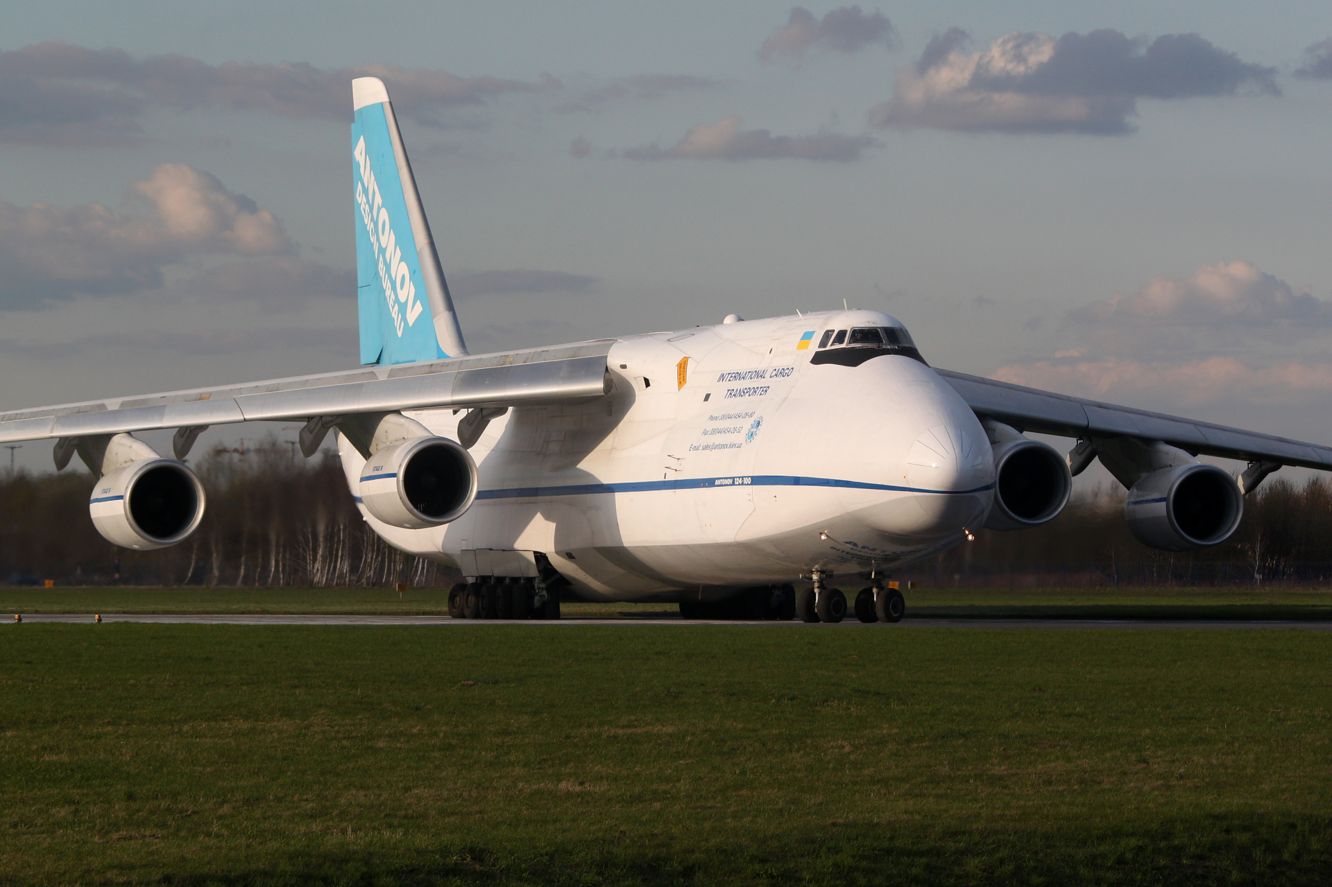UR-82073 (Samoloty » Spotting na EPWA » Antonow An-124-100 Rusłan » Antonov Airlines)