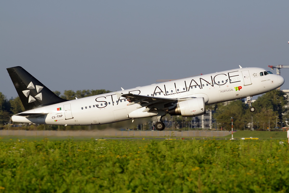 CS-TNP (Star Alliance livery)