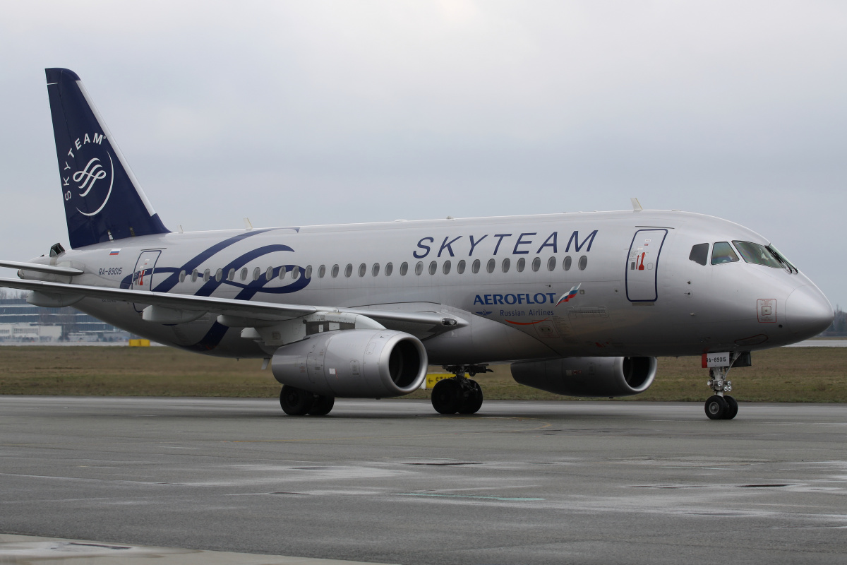 RA-89015 (malowanie SkyTeam) (Samoloty » Spotting na EPWA » Suchoj Superjet 100-95B » Aeroflot Russian Airlines)