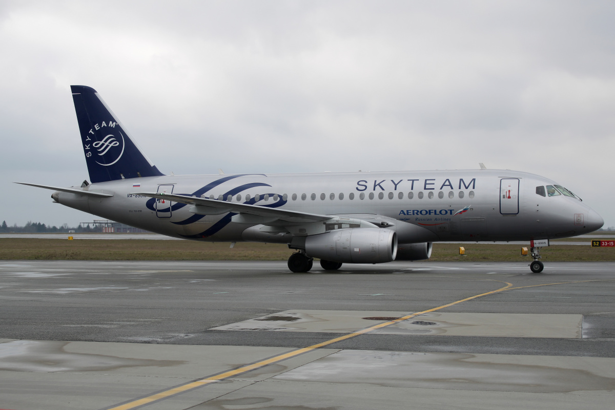 RA-89015 (malowanie SkyTeam) (Samoloty » Spotting na EPWA » Suchoj Superjet 100-95B » Aeroflot Russian Airlines)