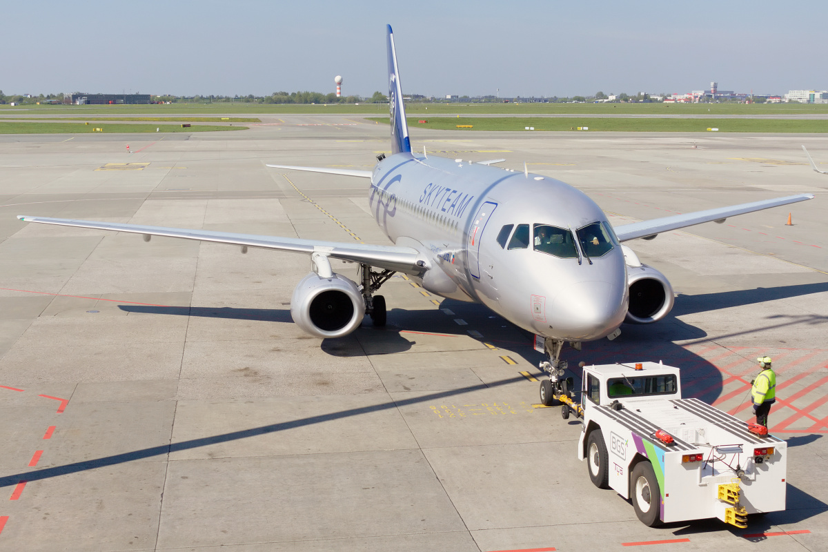 RA-89015 (malowanie SkyTeam) (Samoloty » Spotting na EPWA » Suchoj Superjet 100-95B » Aeroflot Russian Airlines)