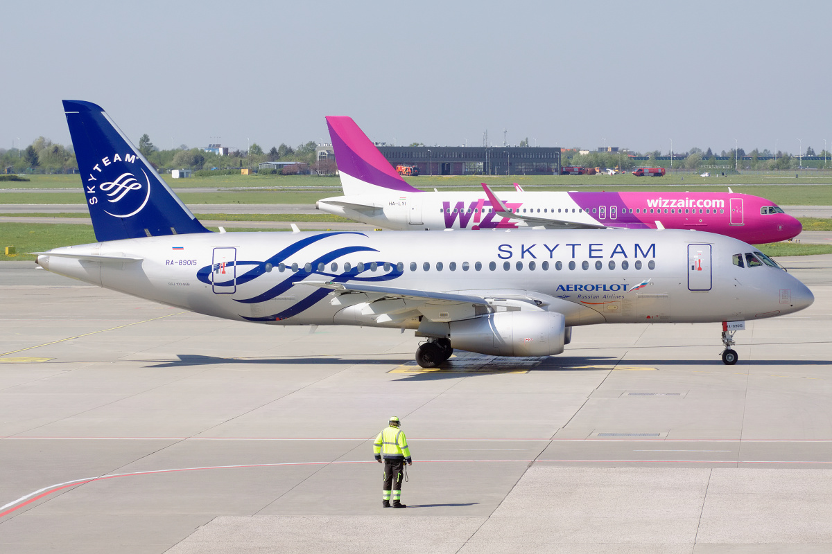 RA-89015 (malowanie SkyTeam) (Samoloty » Spotting na EPWA » Suchoj Superjet 100-95B » Aeroflot Russian Airlines)