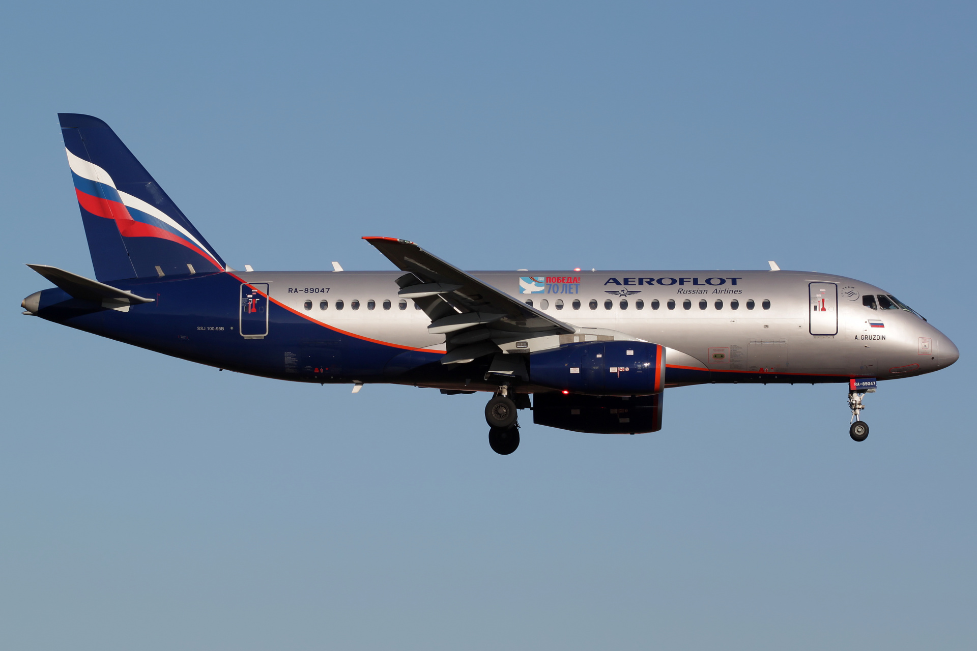 RA-89047 (naklejka 70 lat - Zwycięstwo) (Samoloty » Spotting na EPWA » Suchoj Superjet 100-95B » Aeroflot Russian Airlines)