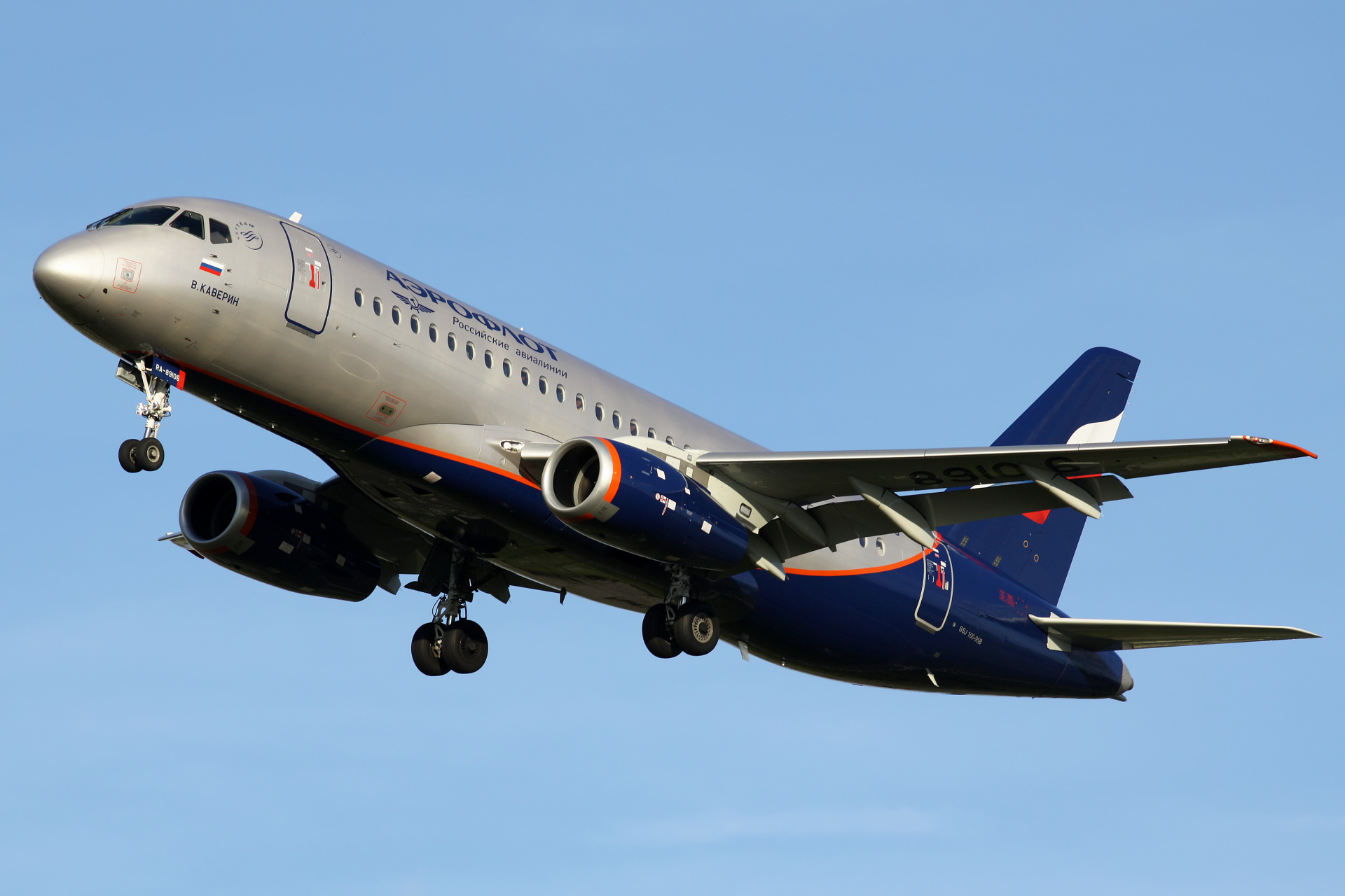 RA-89106 (Samoloty » Spotting na EPWA » Suchoj Superjet 100-95B » Aeroflot Russian Airlines)