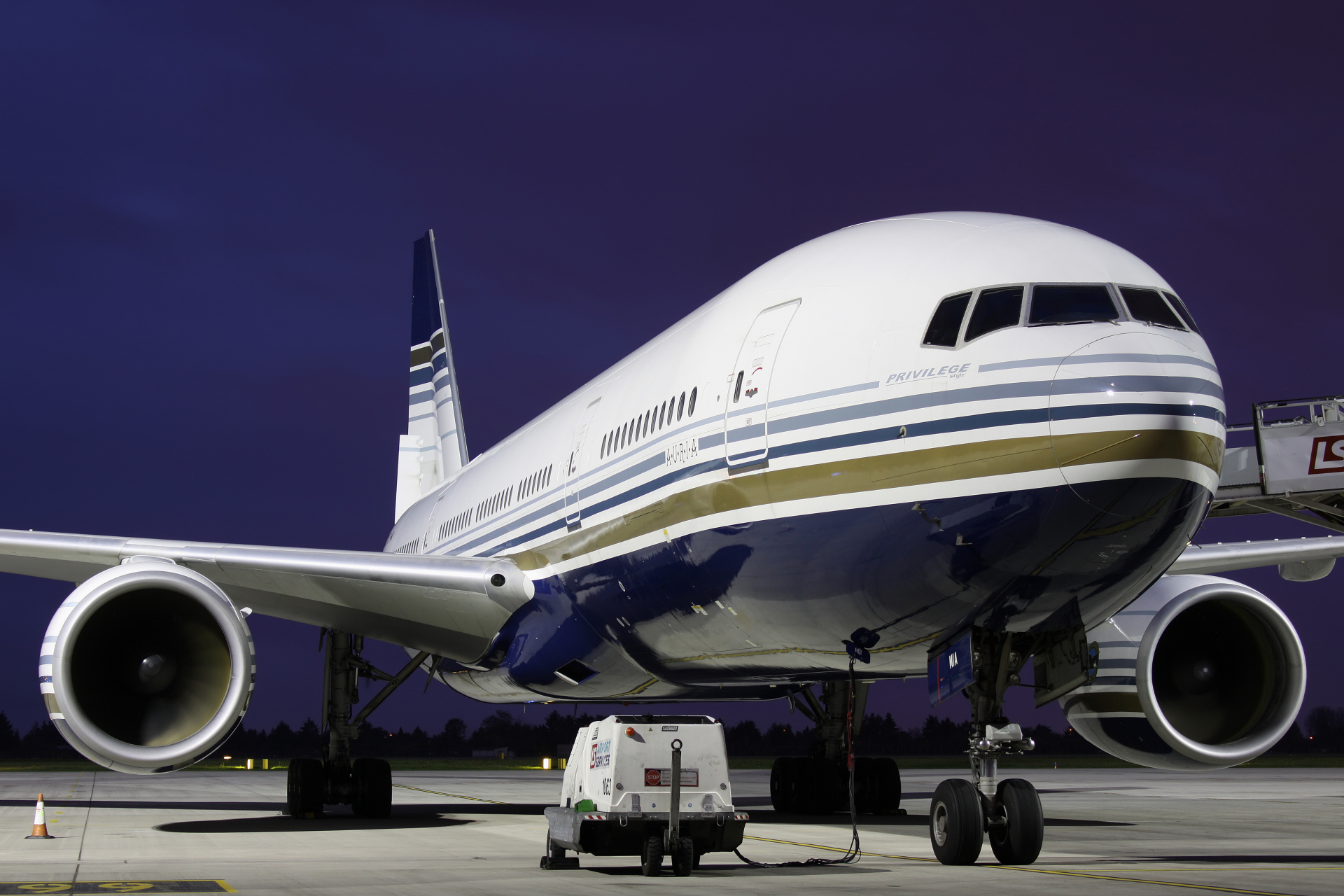 EC-MIA (Samoloty » Spotting na EPWA » Boeing 777-200 i 200ER » Privilege Style)