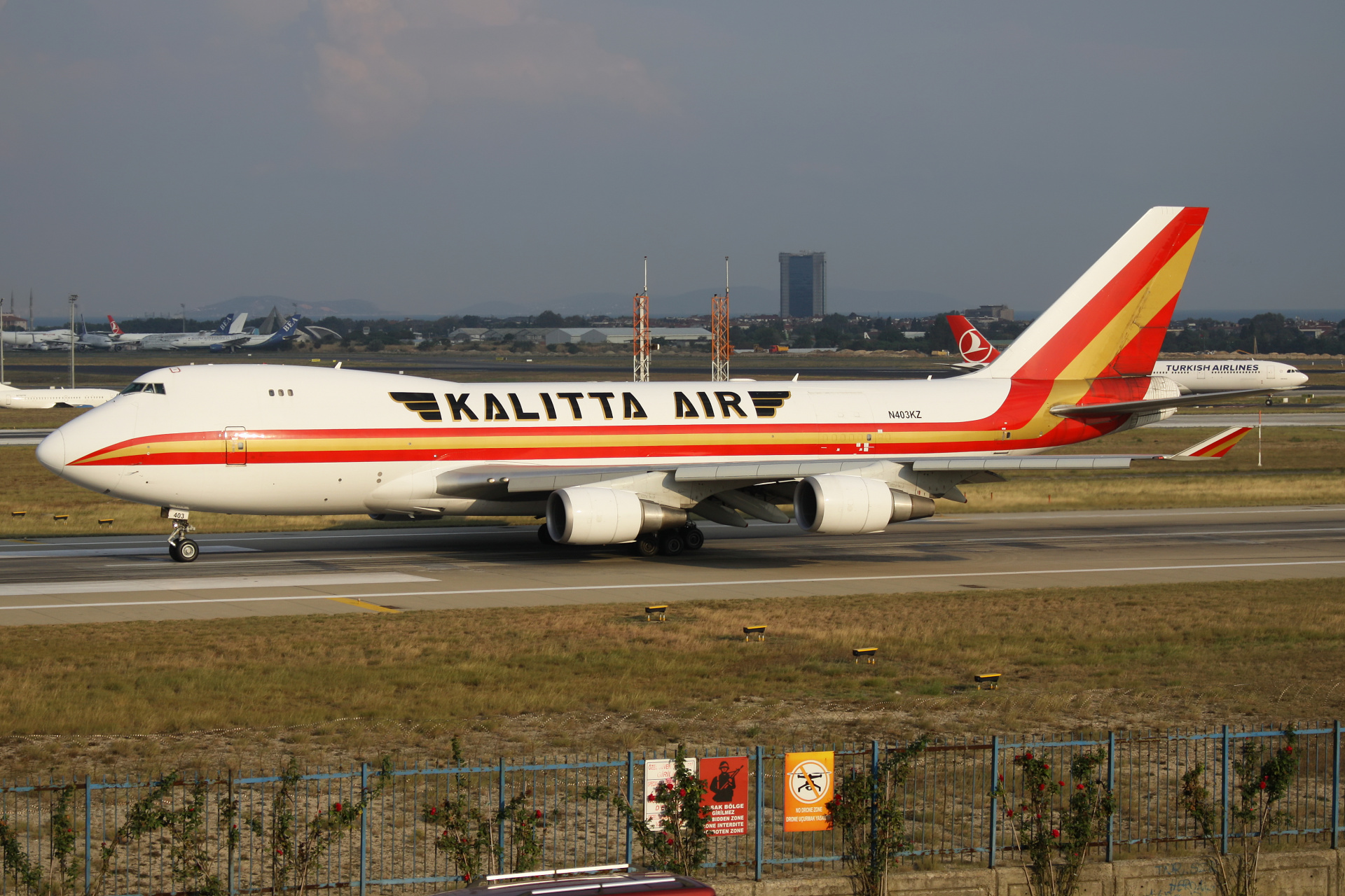 N403KZ, Kalitta Air (Samoloty » Port Lotniczy im. Atatürka w Stambule » Boeing 747-400F)