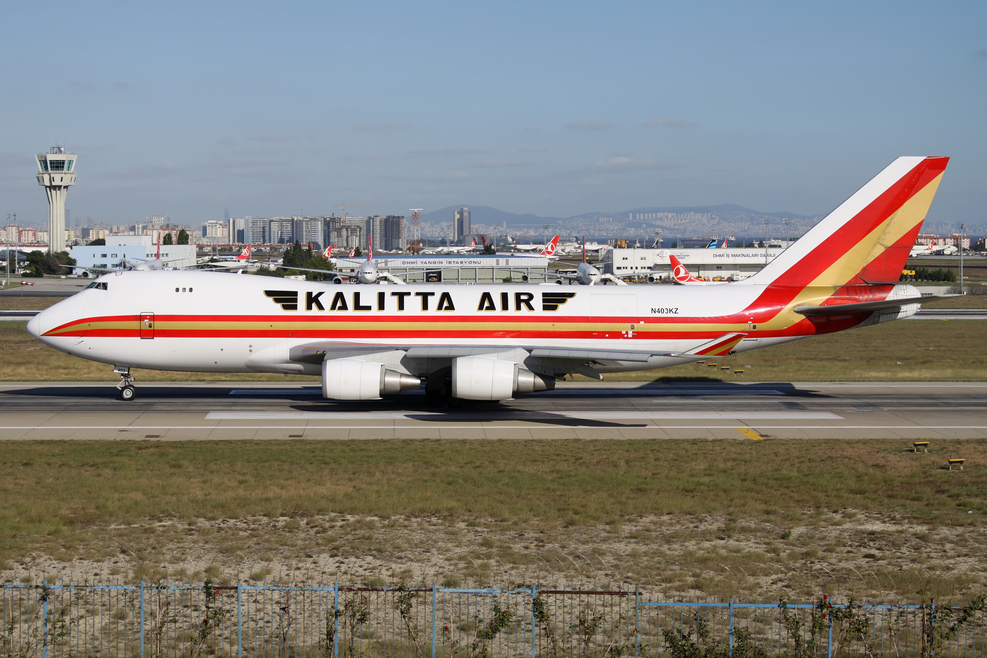 N403KZ, Kalitta Air (Samoloty » Port Lotniczy im. Atatürka w Stambule » Boeing 747-400F)