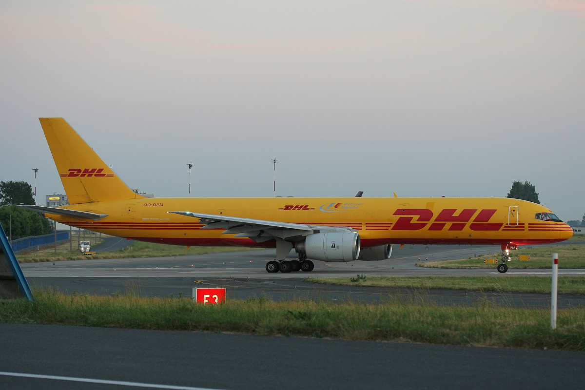 SF, OO-DPM, European Air Transport (Aircraft » EPWA Spotting » Boeing 757-200F » DHL)