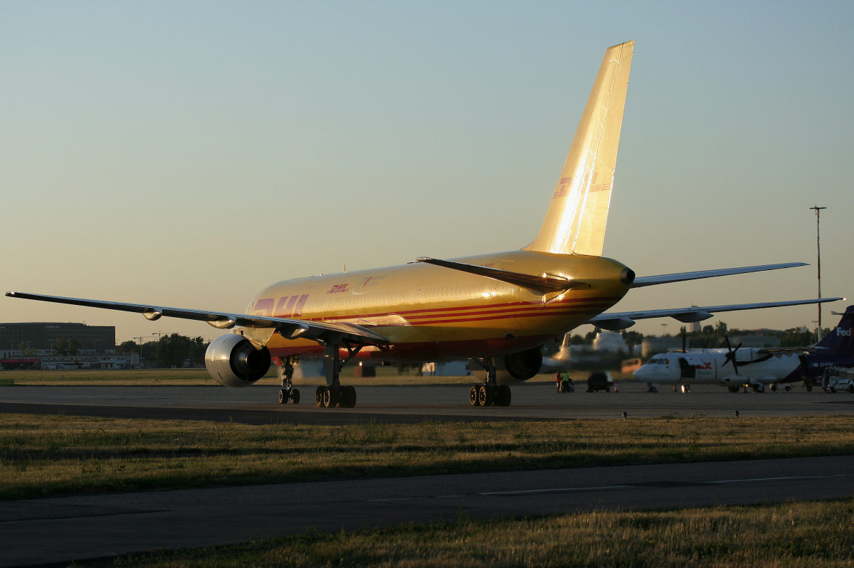 SF, OO-DPO, DHL (Samoloty » Spotting na EPWA » Boeing 757-200F » DHL)