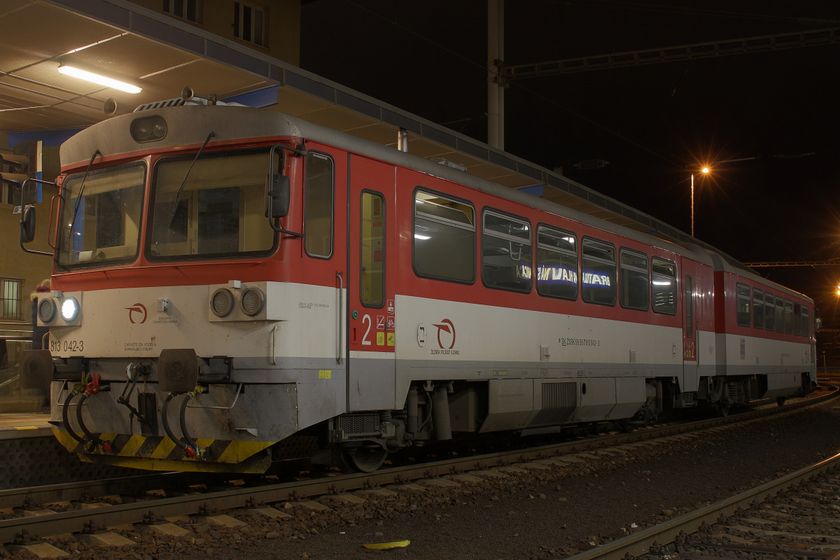 ŽOS Zvolen ZSSK 813 042-3 (Podróże » Bratysława » Pojazdy » Pociągi i lokomotywy)