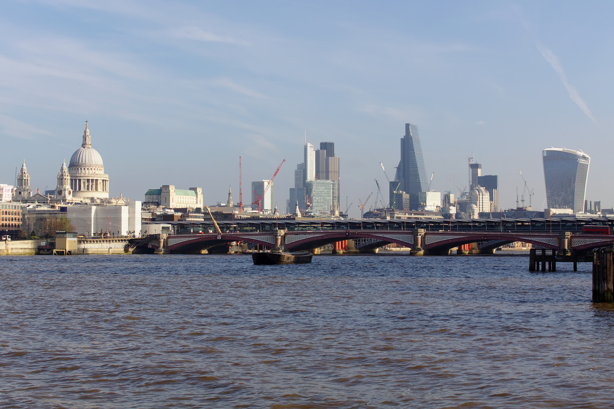 Tamiza z Blackfriars Bridge i City of London