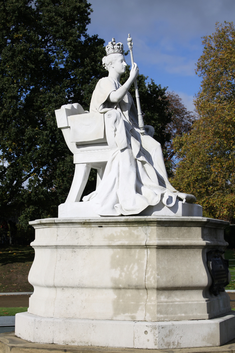 Как переводится opposite the palace there is a beautiful statue of queen victoria