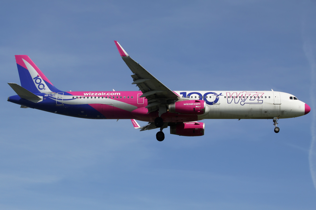 HA-LTD (malowanie Powered by Airbus - 100. samolot) (Samoloty » Spotting na EPWA » Airbus A321-200 » Wizz Air)