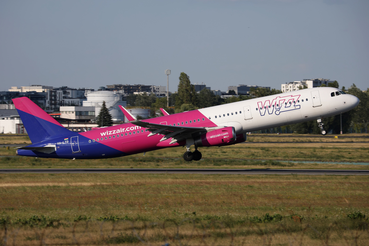 HA-LTD (Aircraft » EPWA Spotting » Airbus A321-200 » Wizz Air)