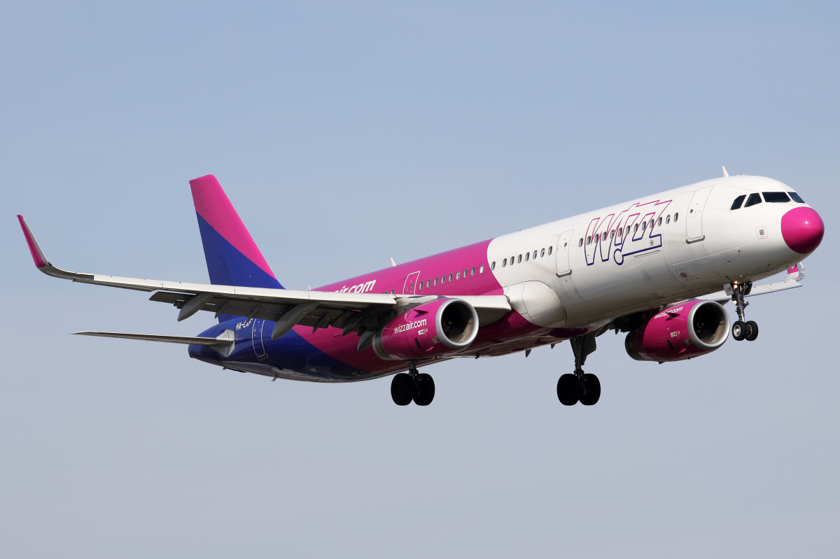 HA-LXF (czerwony nos) (Samoloty » Spotting na EPWA » Airbus A321-200 » Wizz Air)