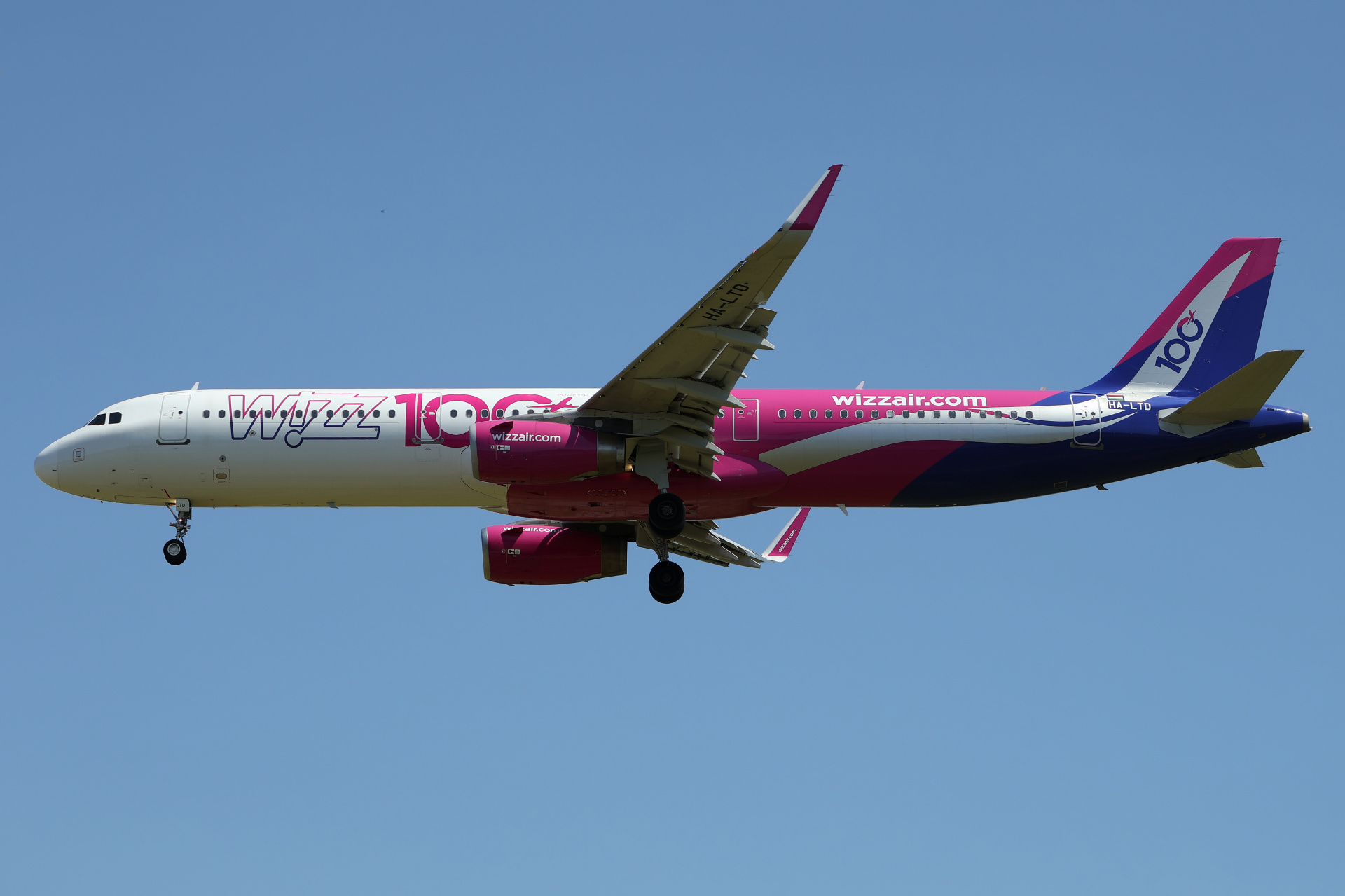 HA-LTD (malowanie Powered by Airbus - 100. samolot) (Samoloty » Spotting na EPWA » Airbus A321-200 » Wizz Air)