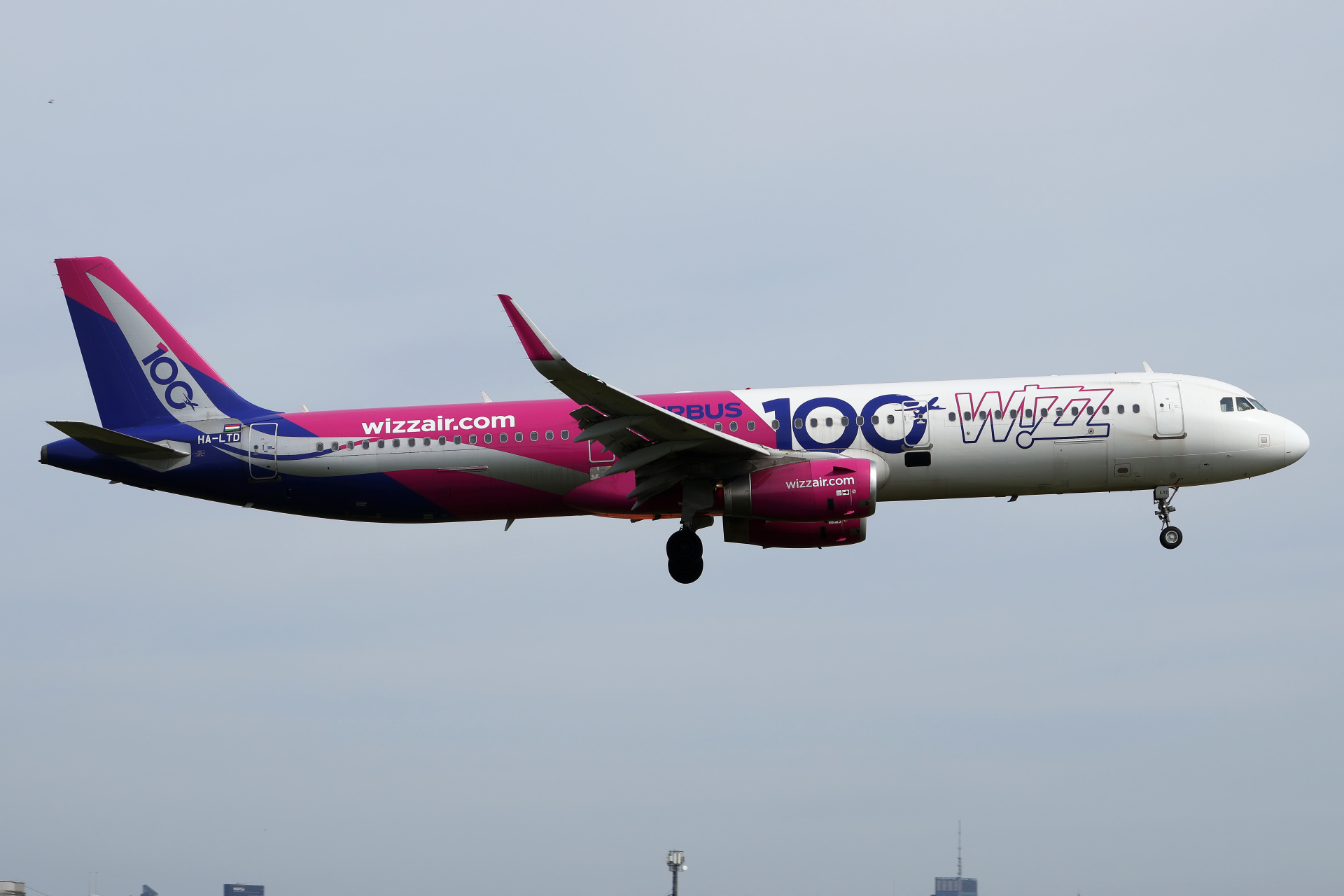 HA-LTD (Powered by Airbus - 100th Aircraft livery) (Aircraft » EPWA Spotting » Airbus A321-200 » Wizz Air)