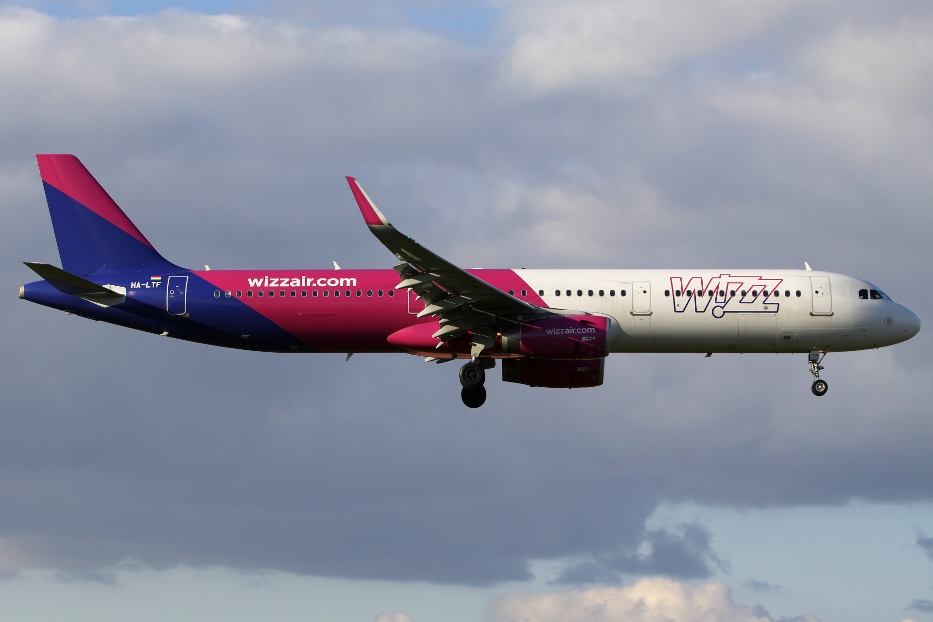 HA-LTF (Samoloty » Spotting na EPWA » Airbus A321-200 » Wizz Air)