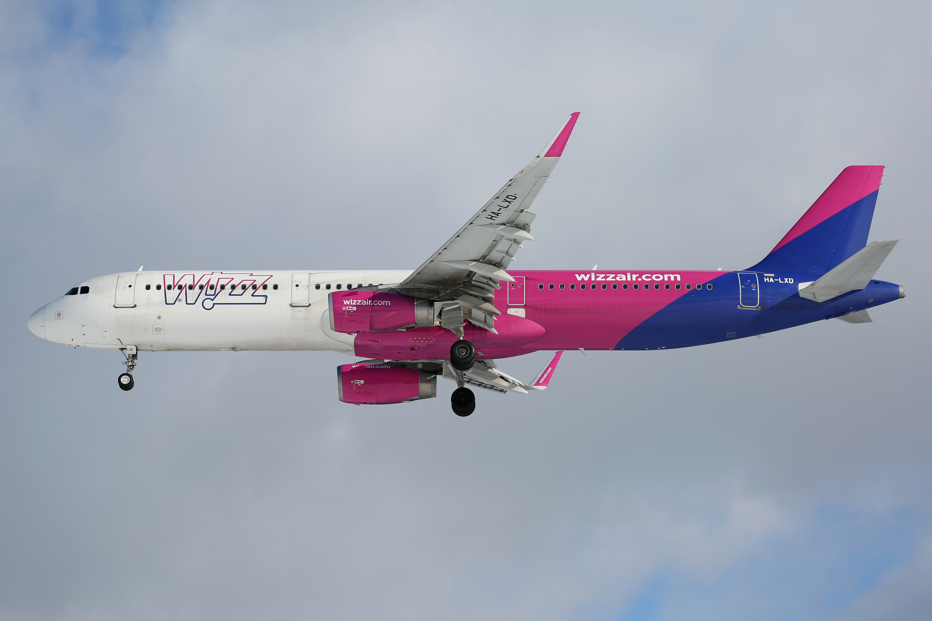 HA-LXD (Aircraft » EPWA Spotting » Airbus A321-200 » Wizz Air)