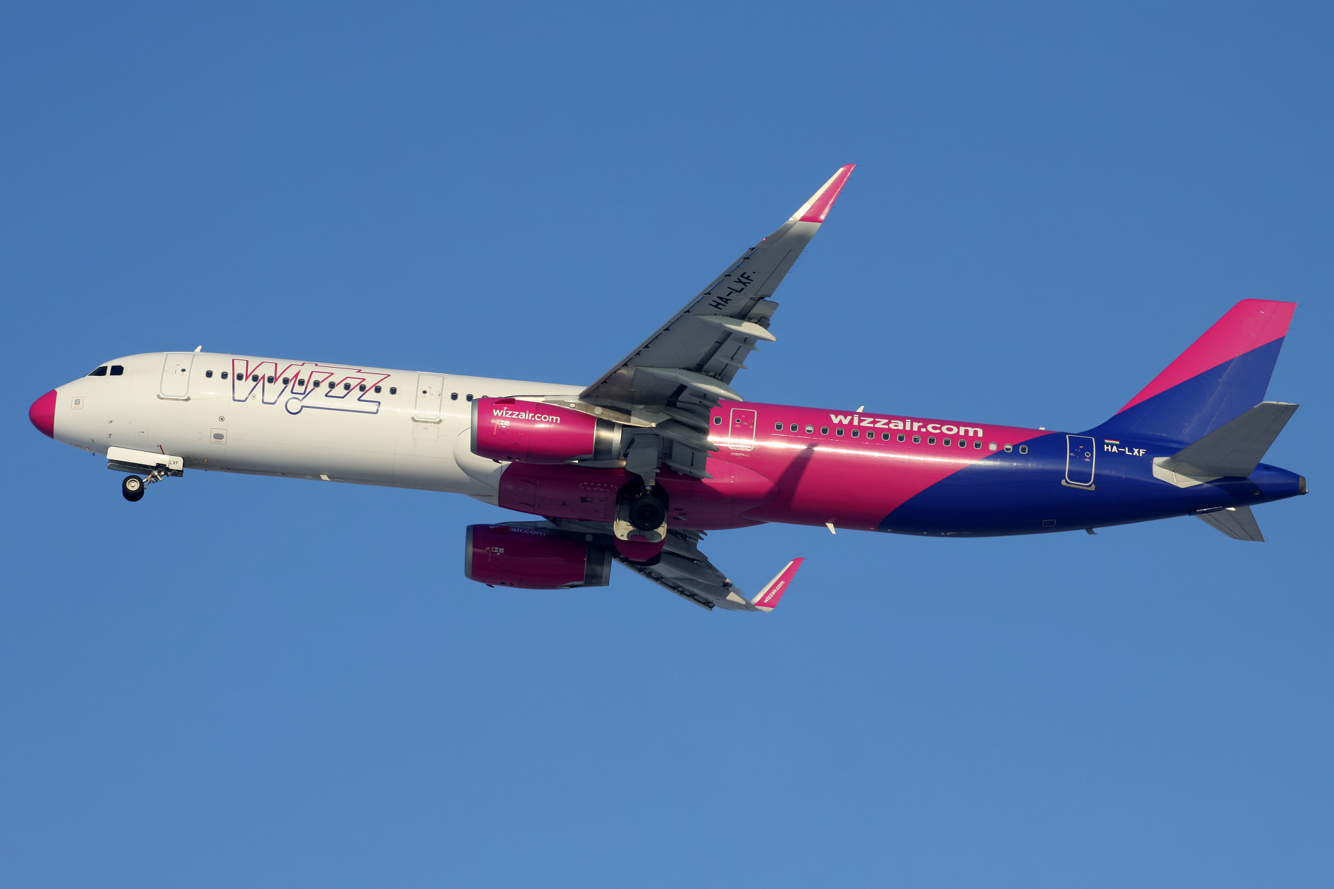 HA-LXF (czerwony nos) (Samoloty » Spotting na EPWA » Airbus A321-200 » Wizz Air)
