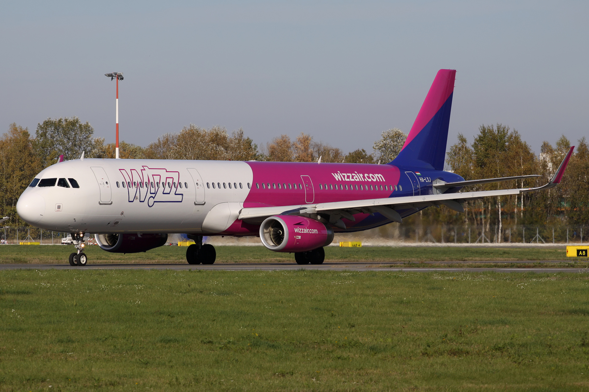 HA-LXJ (Samoloty » Spotting na EPWA » Airbus A321-200 » Wizz Air)