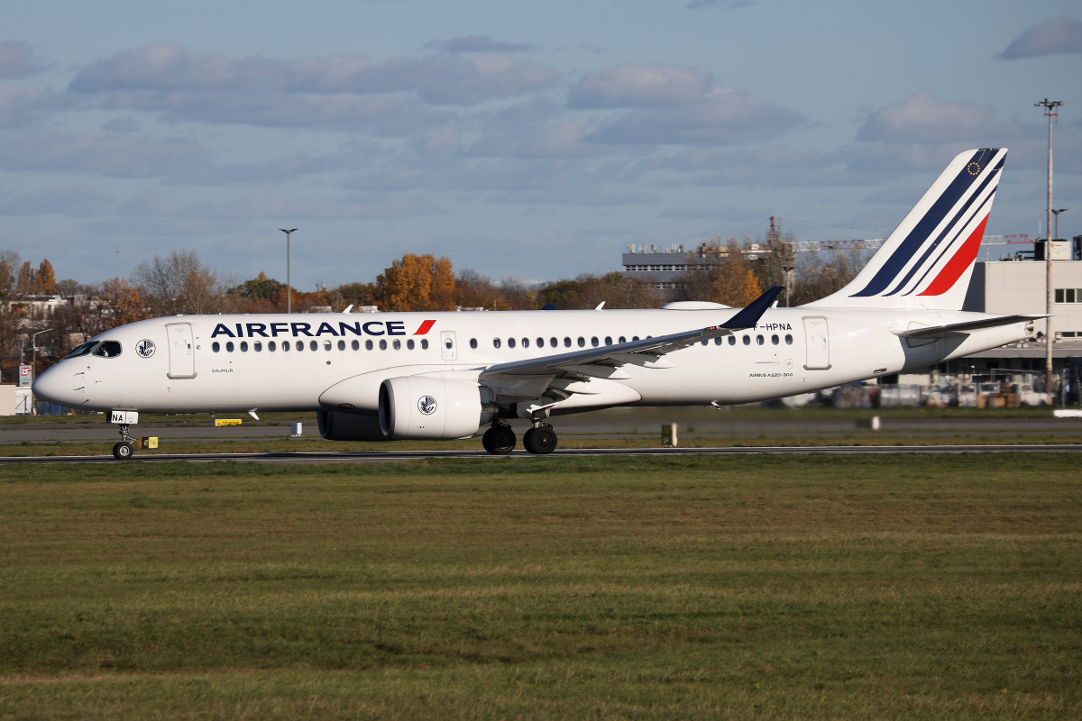 F-HPNA (Aircraft » EPWA Spotting » Airbus A220-300 » Air France)