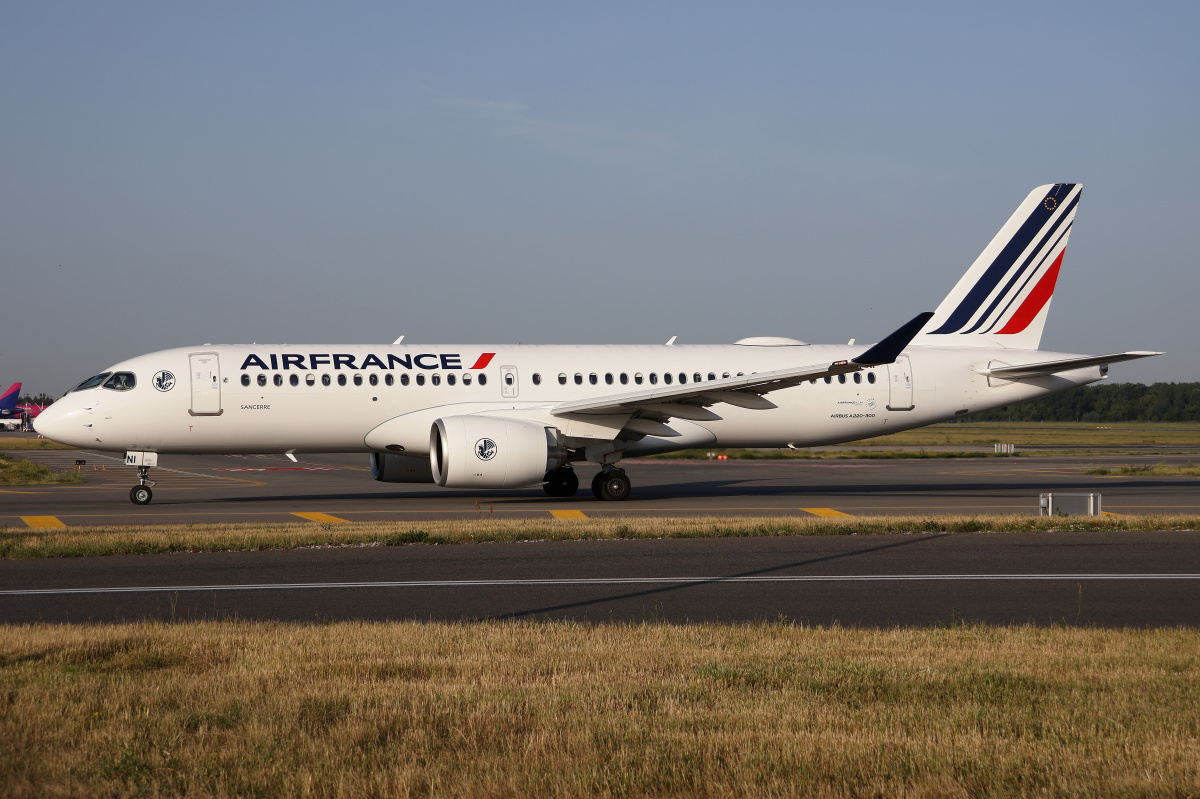 F-HPNI (Aircraft » EPWA Spotting » Airbus A220-300 » Air France)