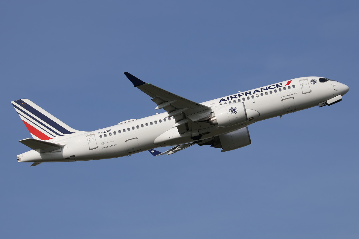 F-HZUB (Aircraft » EPWA Spotting » Airbus A220-300 » Air France)