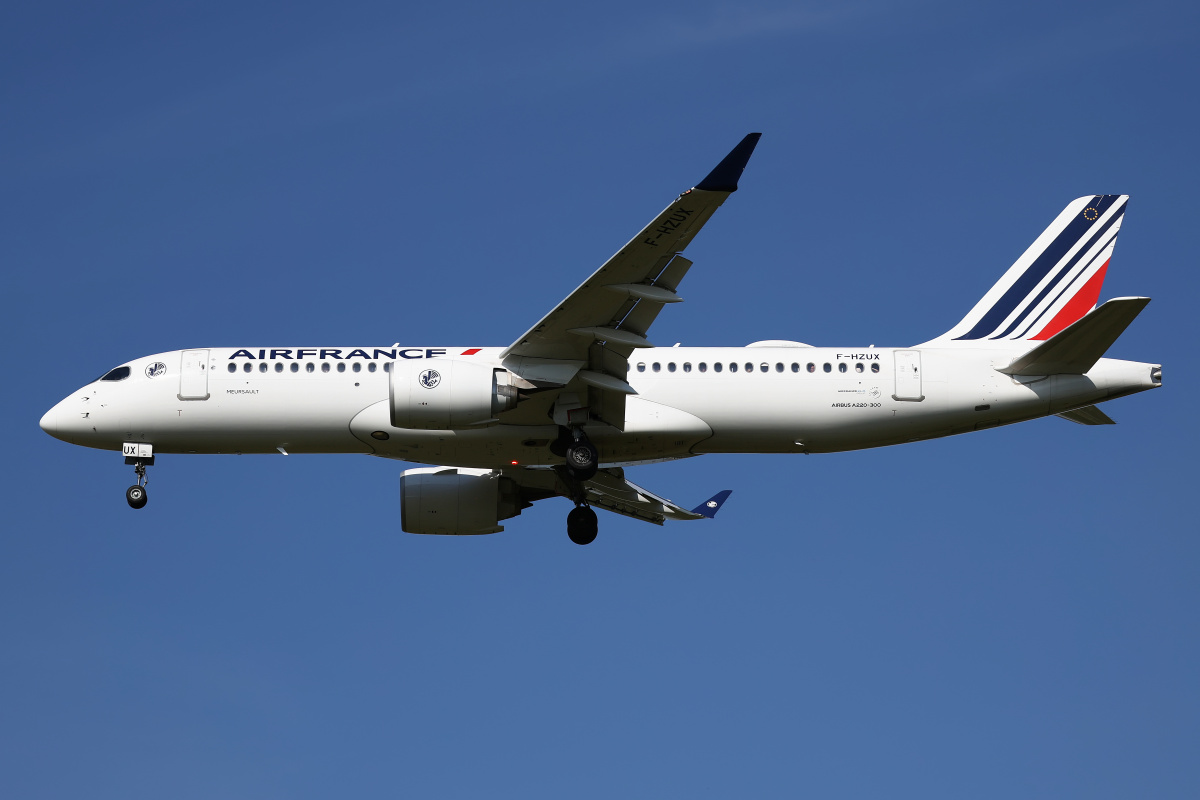 F-HZUX (Aircraft » EPWA Spotting » Airbus A220-300 » Air France)