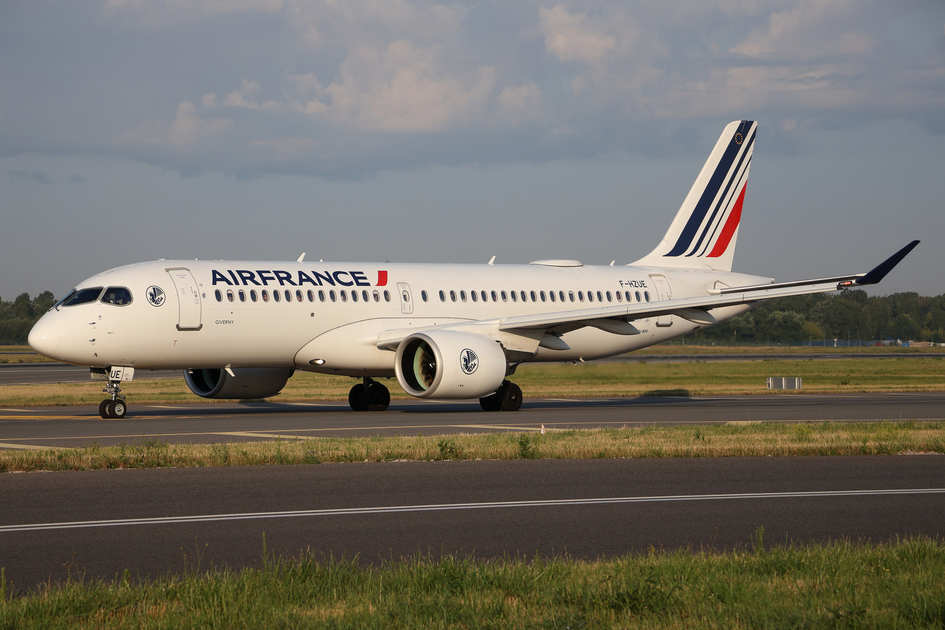 F-HZUE (Aircraft » EPWA Spotting » Airbus A220-300 » Air France)