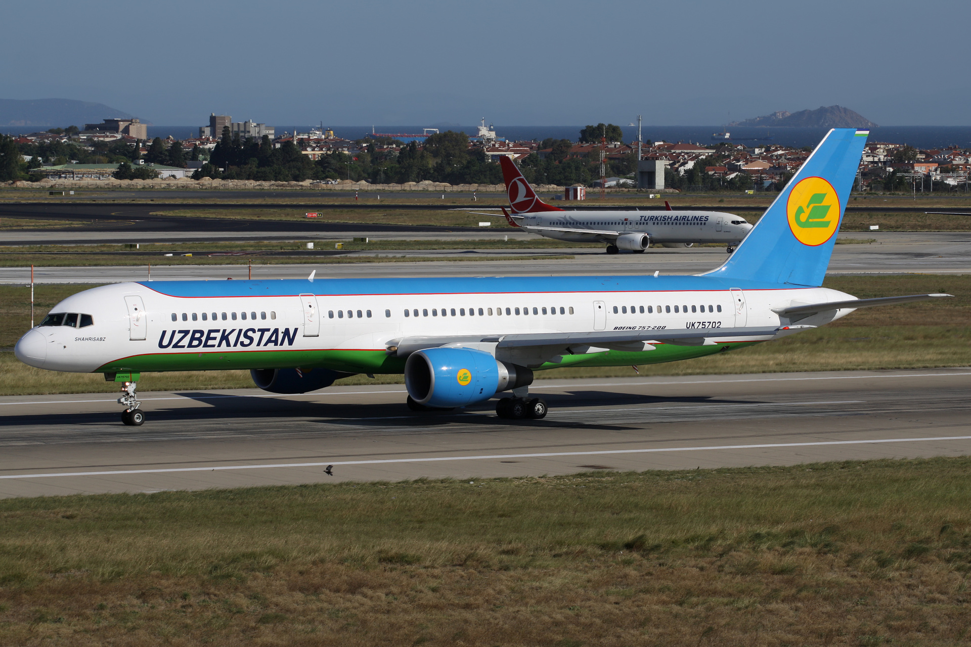 UK75702, Uzbekistan Airways (Samoloty » Port Lotniczy im. Atatürka w Stambule » Boeing 757-200)