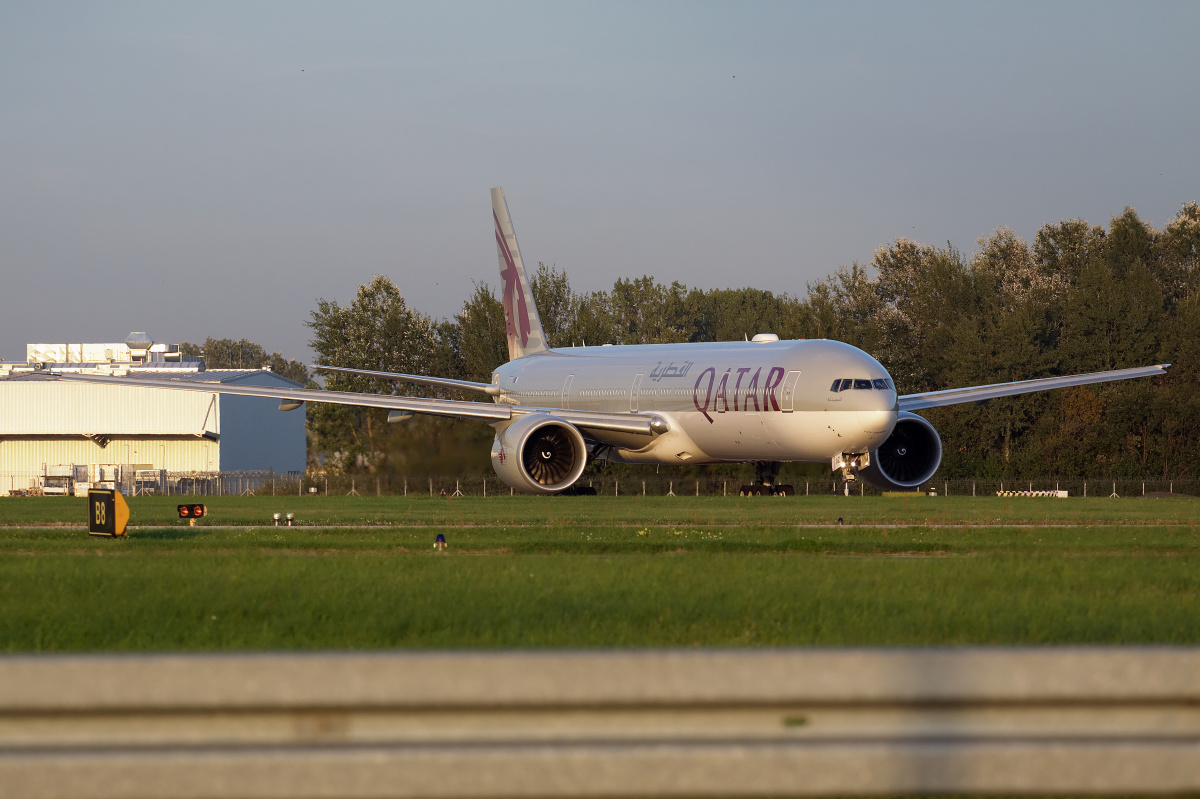 A7-BAZ (Aircraft » EPWA Spotting » Boeing 777-300ER » Qatar Airways)