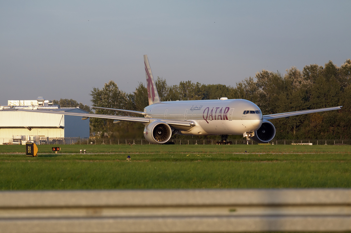 A7-BAZ (Samoloty » Spotting na EPWA » Boeing 777-300ER » Qatar Airways)