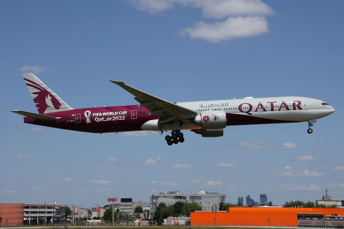 A7-BEC (malowanie FIFA World Cup Qatar 2022) (Samoloty » Spotting na EPWA » Boeing 777-300ER » Qatar Airways)