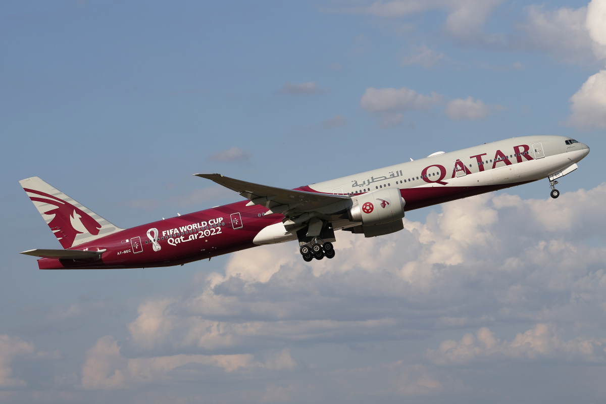 A7-BEC (malowanie FIFA World Cup Qatar 2022) (Samoloty » Spotting na EPWA » Boeing 777-300ER » Qatar Airways)