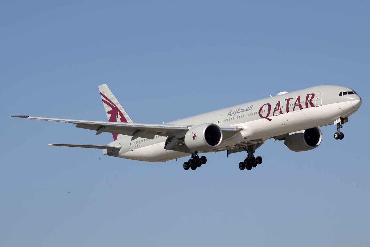 A7-BEK (Samoloty » Spotting na EPWA » Boeing 777-300ER » Qatar Airways)