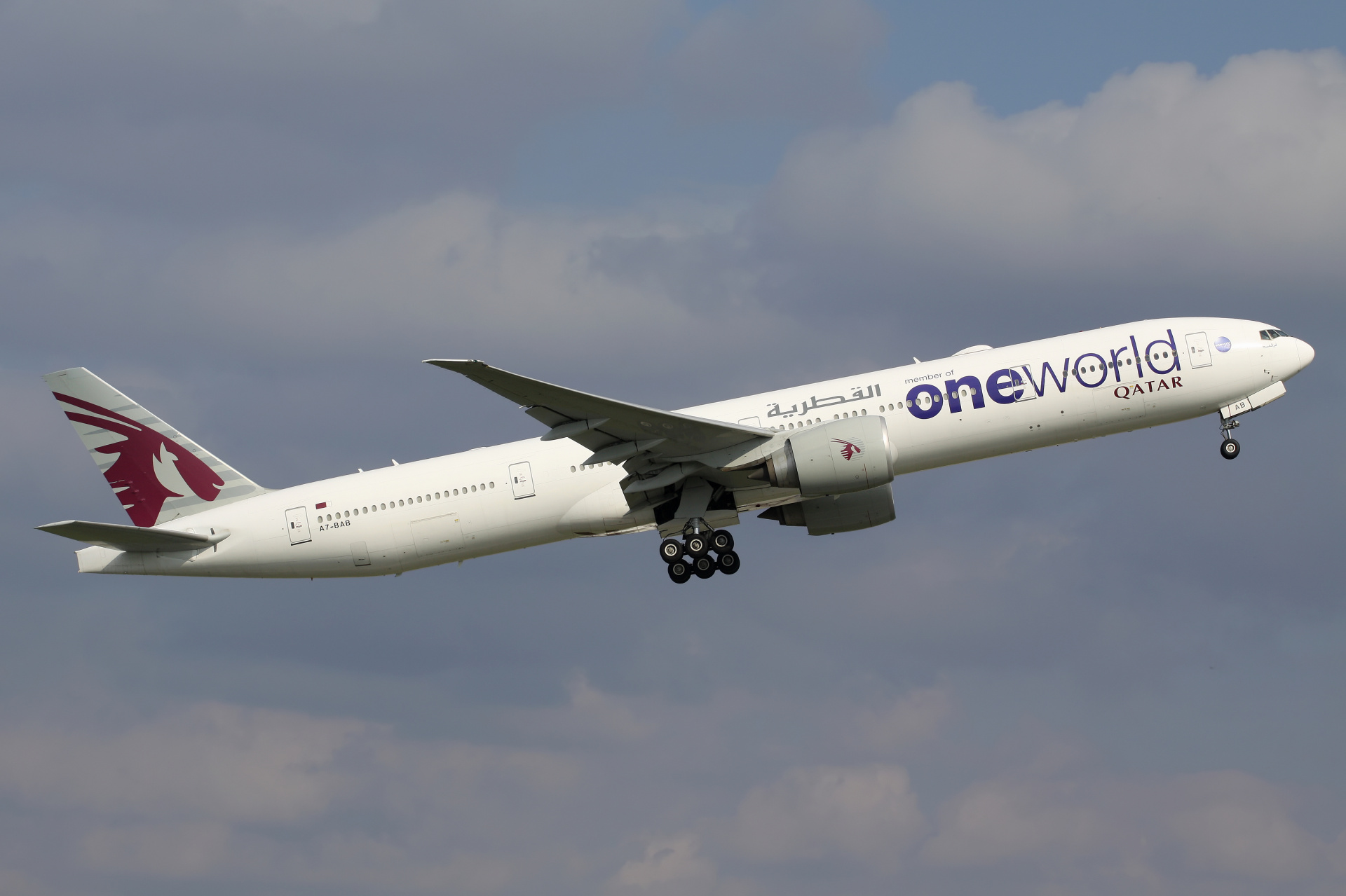 A7-BAB (OneWorld livery) (Aircraft » EPWA Spotting » Boeing 777-300ER » Qatar Airways)