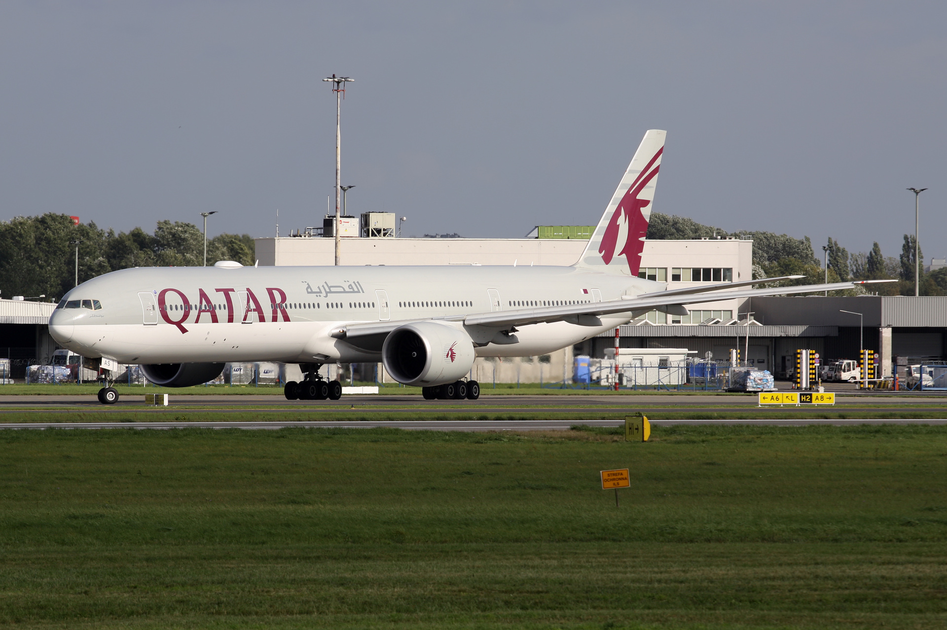 A7-BAS (Aircraft » EPWA Spotting » Boeing 777-300ER » Qatar Airways)